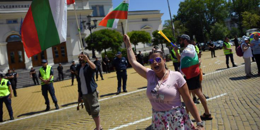Οι διαδηλωτές εντείνουν την πίεση στην Κυβέρνηση της Βουλγαρίας - Στήνοουν νέα μπλόκα στη Σόφια